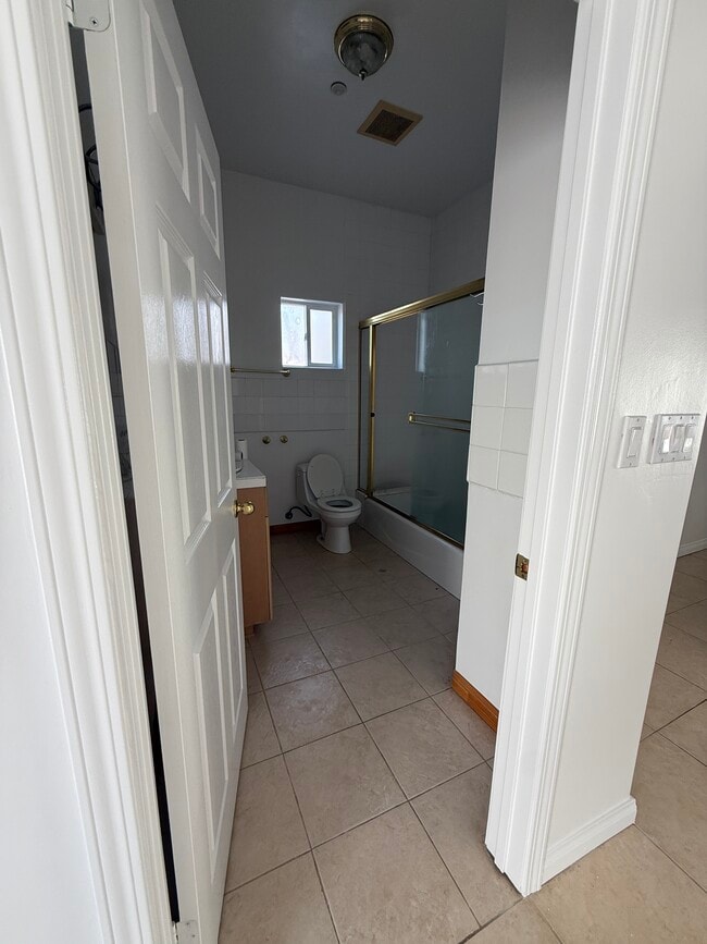 Building Photo - 2045 Bellevue Dr