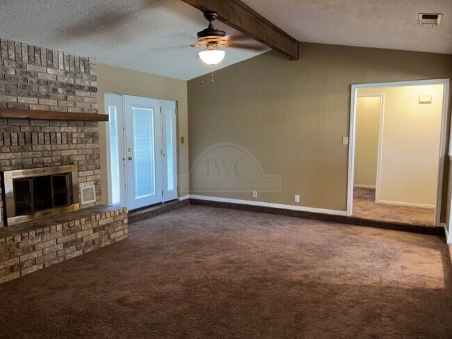 Building Photo - 2733 Phyllis Dr