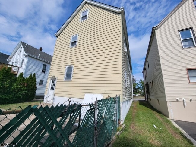 Building Photo - 5 Madison Ave