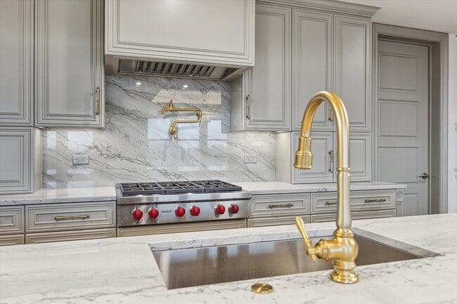 Building Photo - 1717 Bissonnet St