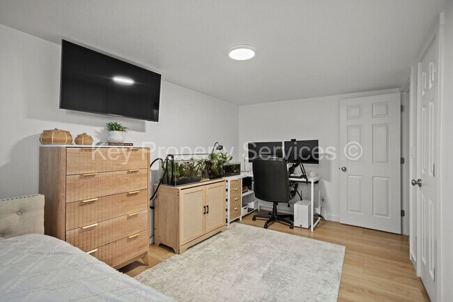 Building Photo - Updated Lakeshore Area Condo