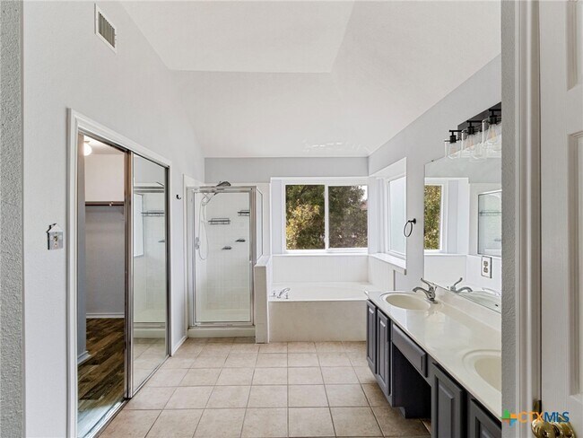 Building Photo - 410 Steeplechase Dr