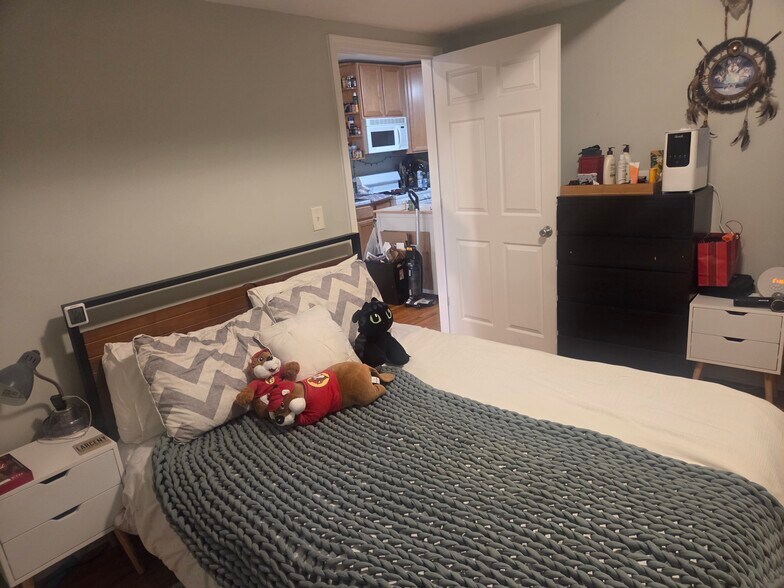 Building Photo - 2047 W Evergreen Ave