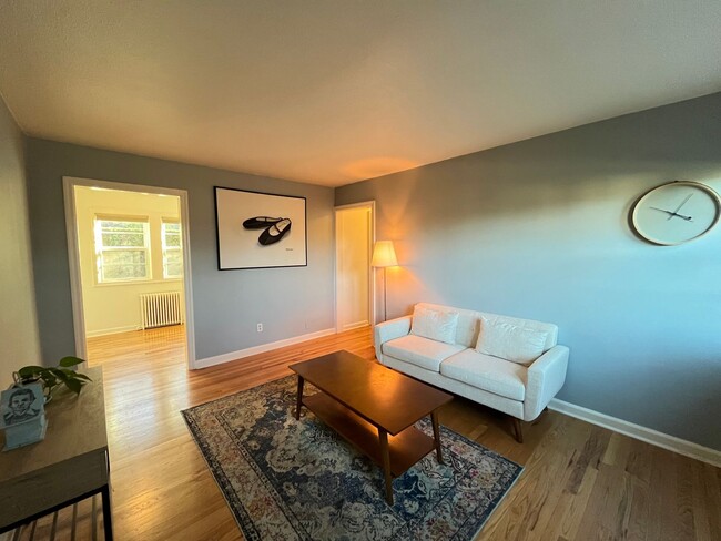 Building Photo - Beautiful 1Bd/ 1Ba Vintage Condo Located i...