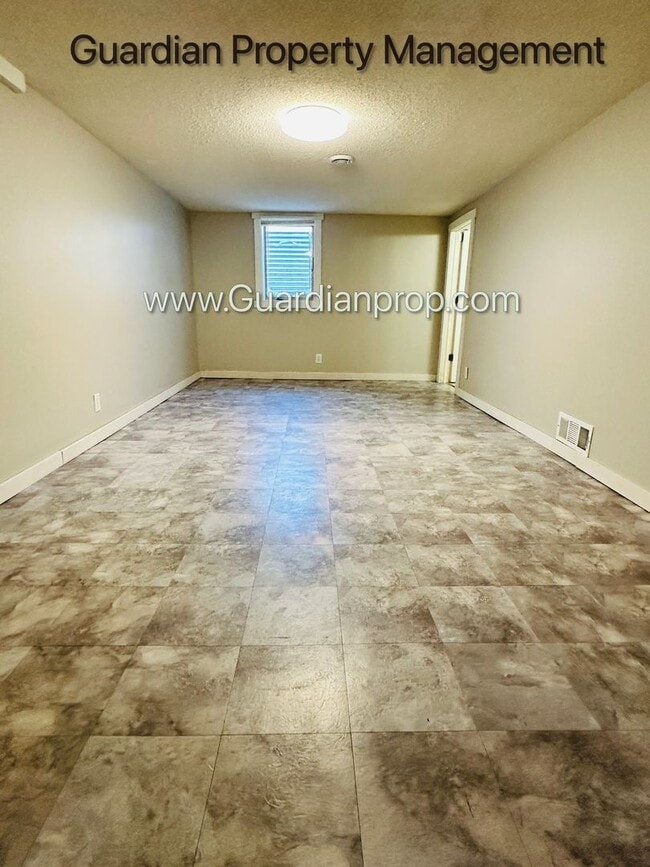 Building Photo - Richfield Single Family Home, Fenced Yard, 2 Car Garage, Dishwasher