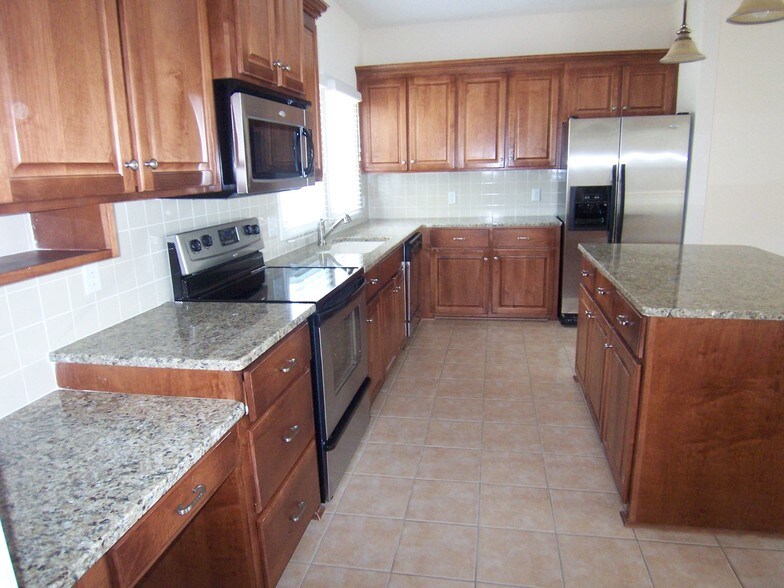 Kitchen - 537 E Hall Ln