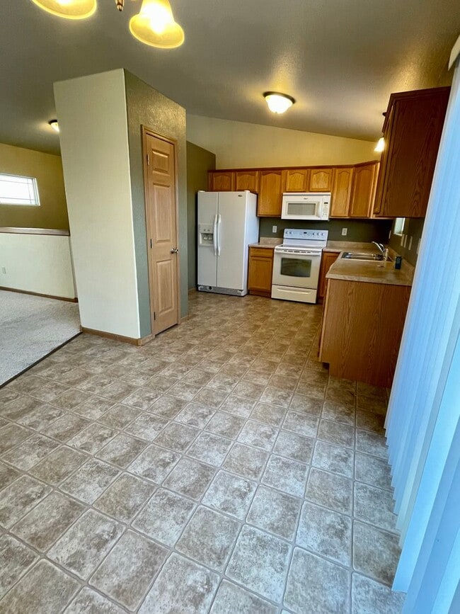 Building Photo - ~ FALL FEELS (And DEALS!) ~ Beautiful 3 Be...