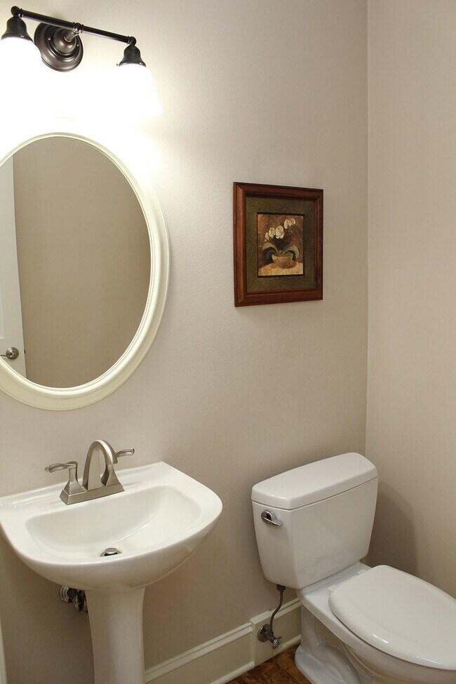 Building Photo - Spacious 4 BDR Legend & Renaissance Constr...