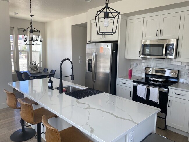 Building Photo - Breathtaking Desert Color 3 bed 2.5 bath townhome for rent!