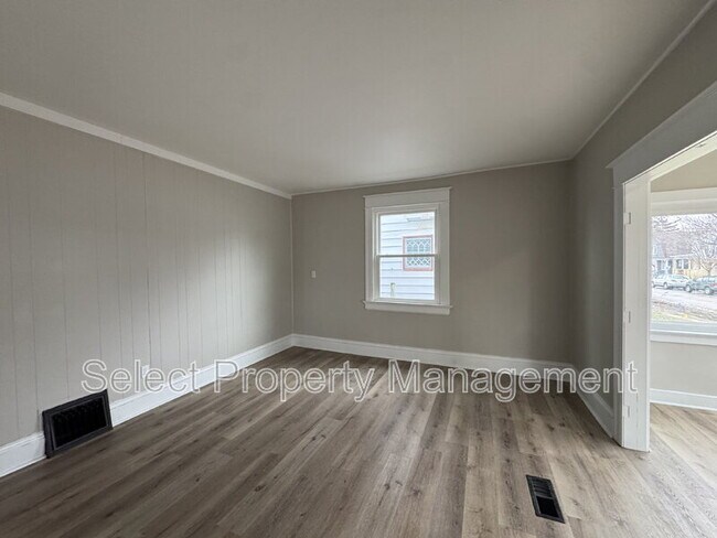 Building Photo - 930 3rd St