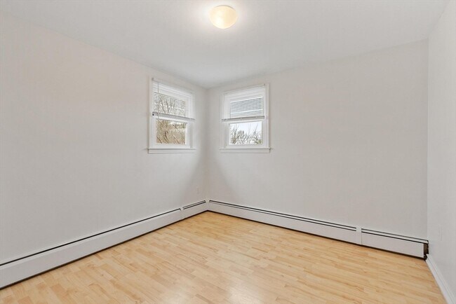 Building Photo - 45 Kinglet Dr