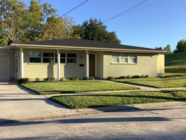 Attractive front entrance. Freshly painted. - 101 Hibiscus Pl