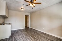 Building Photo - 4820 Oak Ave
