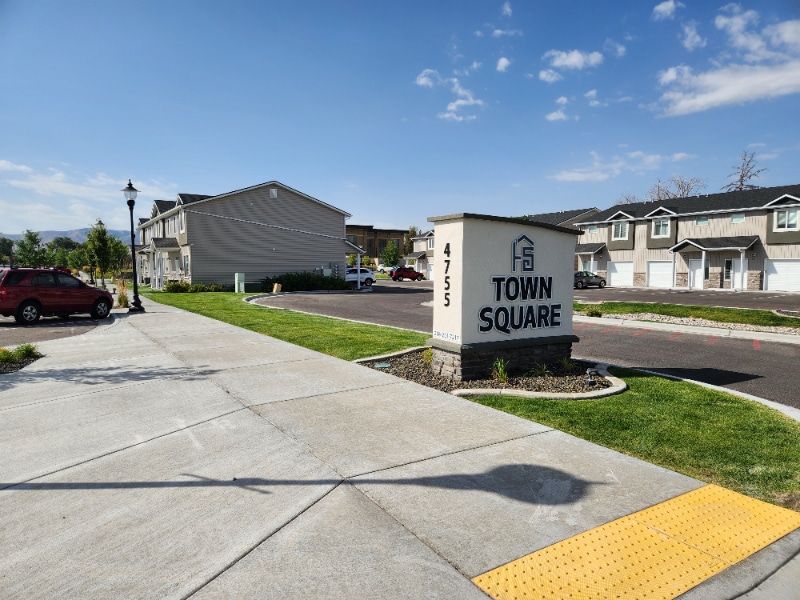 Building Photo - 4755 Burley Dr