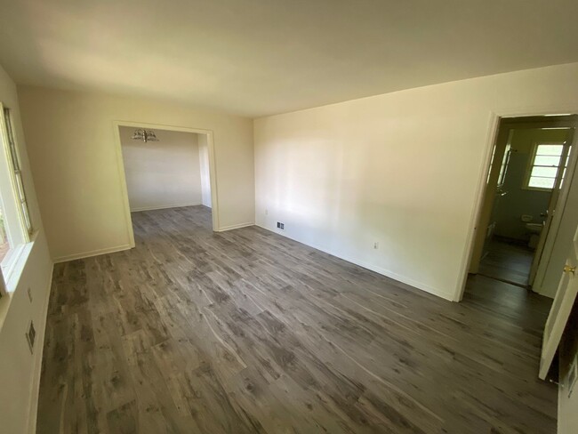 Building Photo - Spacious 3 Bedroom House