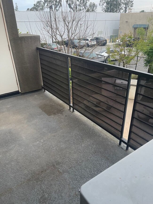 Building Photo - Just Reduced!! Charming 3 Bed/3 Ba Townhou...
