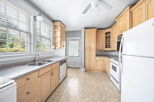 Building Photo - Charming 4BE/3BA Home in Historic Downtown...