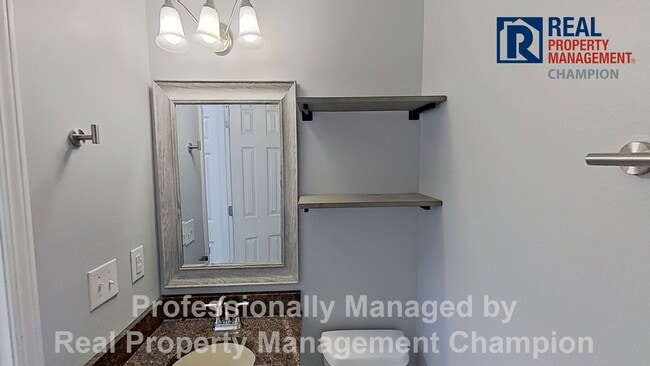 Building Photo - Immaculate 2 BD/2 BA Townhome with Open Floorplan and Split Bedrooms