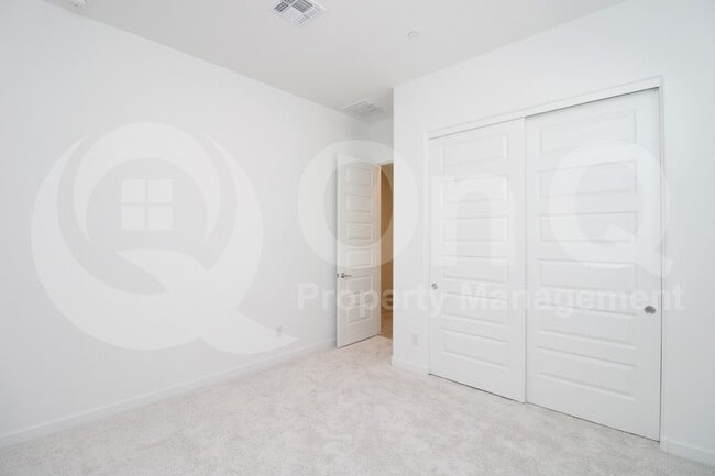 Building Photo - 3871 E Rainbow Dr