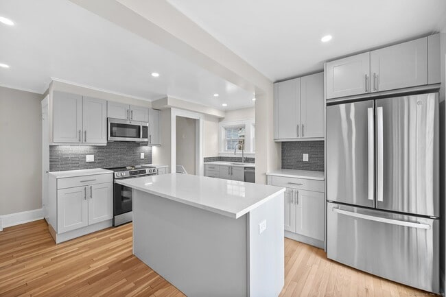 Building Photo - 15 Richmond Dr