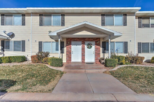 Building Photo - Utilities Included! Beautiful 2 Bedroom Townhome in Ivins