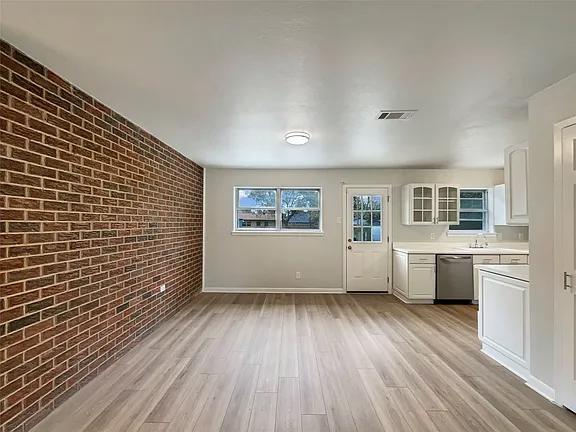 Building Photo - MOVE IN READY