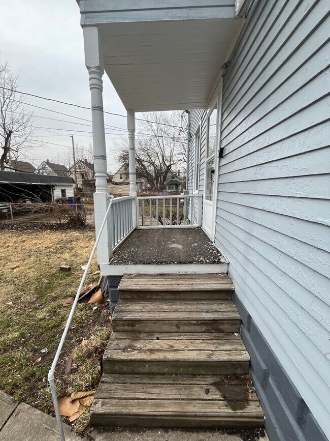 Building Photo - 2 bedroom/1 bath (upper unit)- 1ST MONTH FREE IF LEASE SIGNED BY 10/15