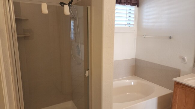 Building Photo - 3 Bedroom Home in Westbank Estates Near E ...