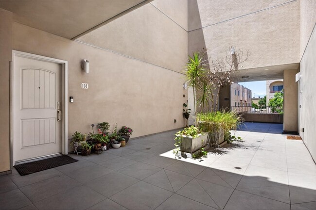 Building Photo - 18358 Saticoy St