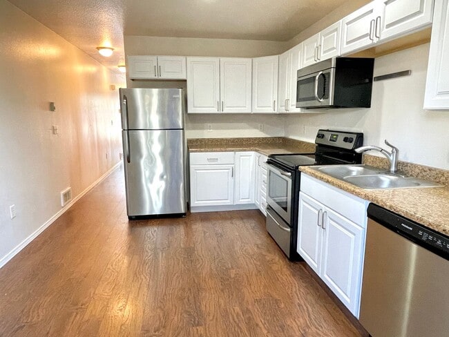 Building Photo - St. Johns Neighborhood Rowhouse with Detached Garage, Private Back Patio