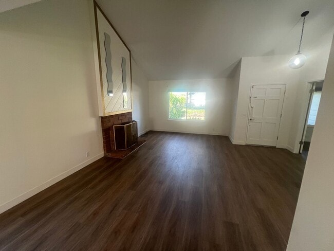 Building Photo - Beautiful 4 bed 2 bath home in San Jose with AC. Must See!