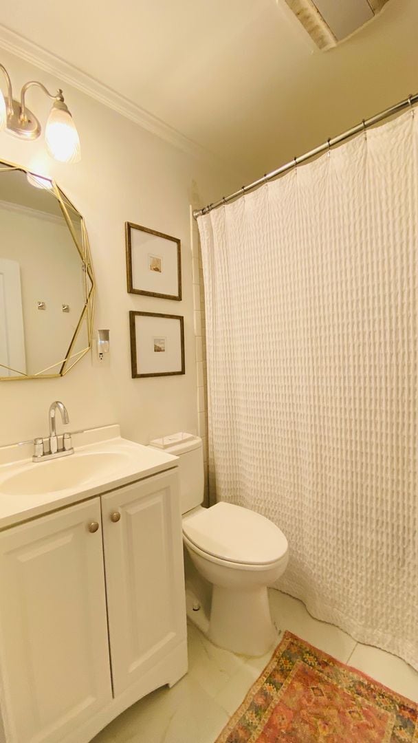 Building Photo - Three bedroom one bath!