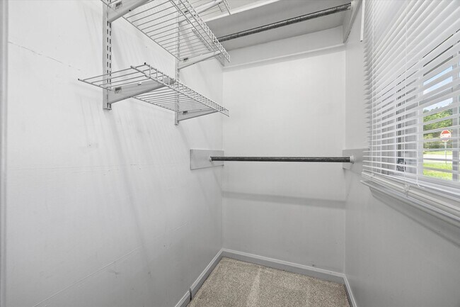 Building Photo - Updated and well maintained 3 bedroom, 2 b...