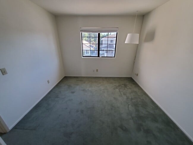 Building Photo - Beautiful Woodbridge/Lakeside Home for Lease!