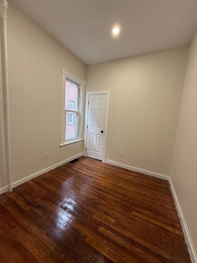 Building Photo - 161 6th Ave