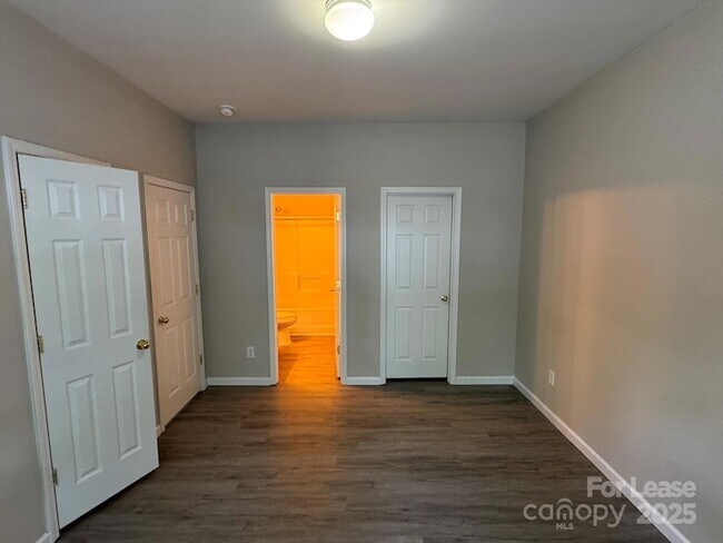 Building Photo - 2184 Winthrop Chase Dr