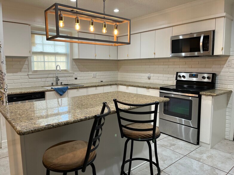 Building Photo - 3503 Canterbury Dr