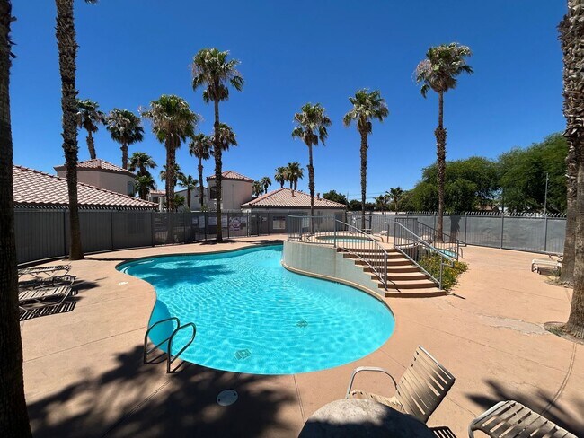 Building Photo - MOVE IN SPECIAL: $1000 OFF RENT WITH THIS SPACIOUS TOP FLOOR 2 BEDROOM 2 BATH CONDO