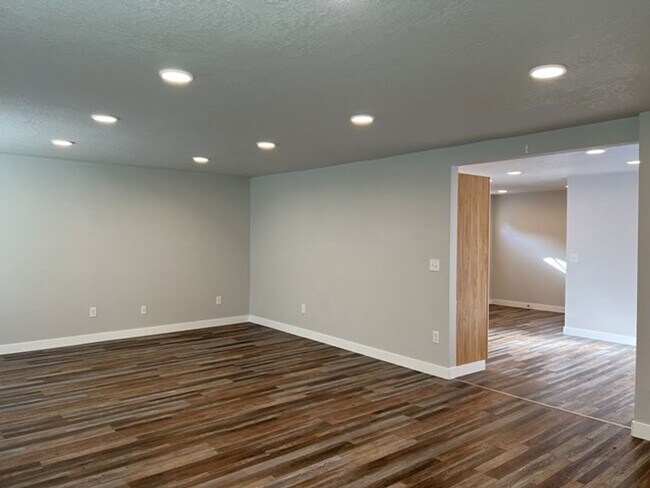 Building Photo - 3Bd/2Ba Two Story House - Available Now!