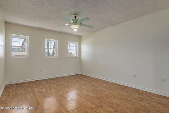 Building Photo - 302 Emerald Pl E