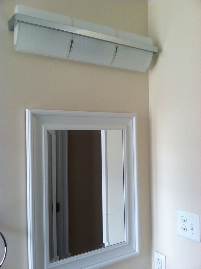 Building Photo - Beautiful 5 bed, 2 bath luxury south side flats home, amazing location!