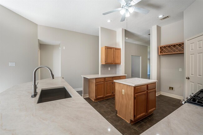 Building Photo - 16007 Lakestone Dr