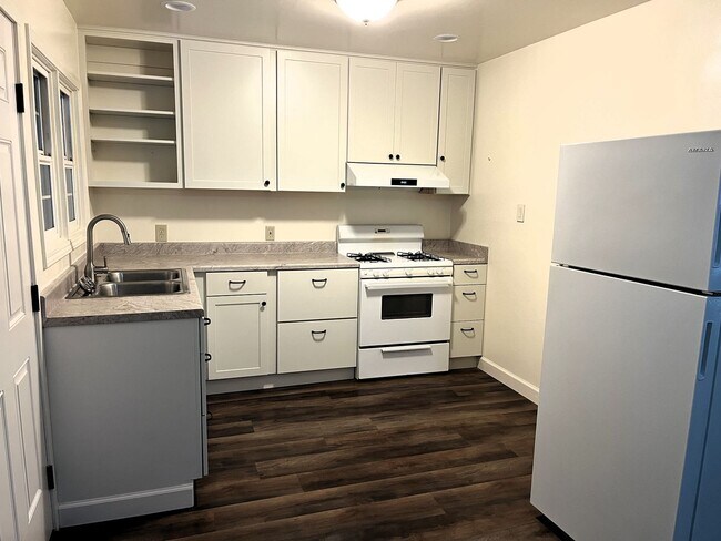 Building Photo - Enjoy Modern Living in this Upgraded home in a wooded area!
