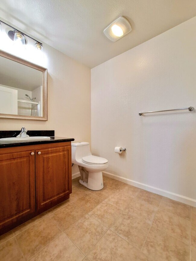 Building Photo - Beautiful 2bd Condo In Gated Community With Pool, Gym, and In-unit Laundry!