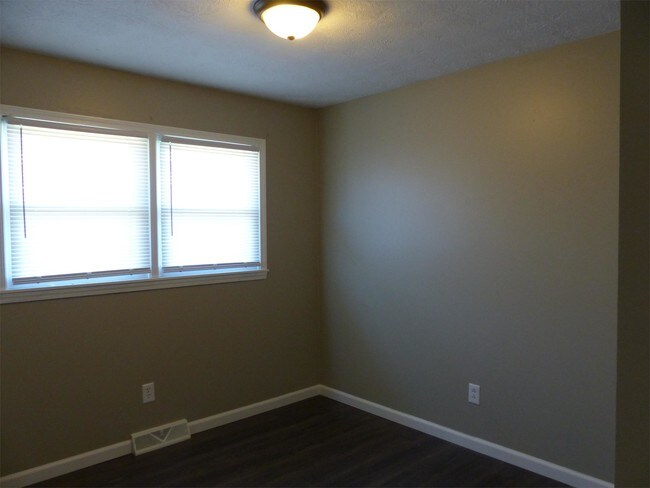 Building Photo - 412 Lester St