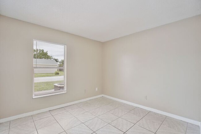 Building Photo - Charming 3/2 Spacious Home Located in the ...