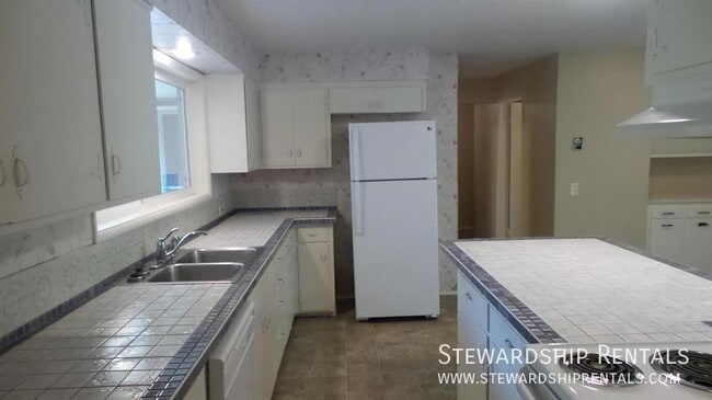 Building Photo - 1275 E 30th Ave