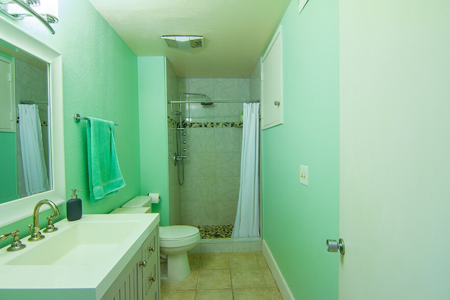 Upstairs bathroom adjacent to the third bedroom. - 2838 Luciernaga St
