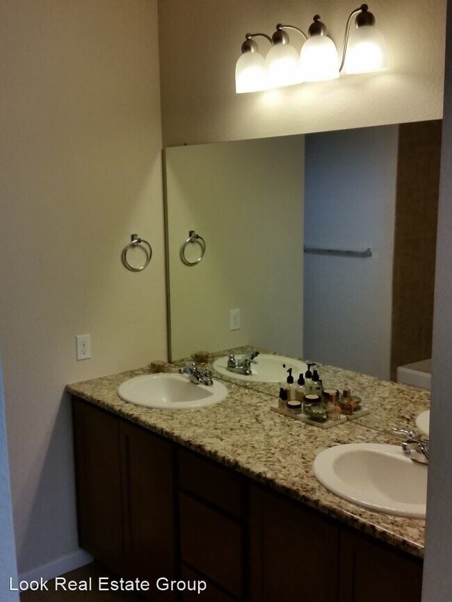 Building Photo - 3 br, 2.5 bath House - 2234 Tamarac St