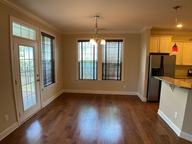 Building Photo - Absolutely Gorgeous and Spacious in Renais...